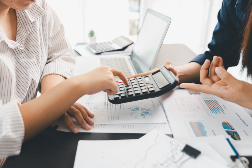 Risk management solutions in UAE team discussing risk assessment and mitigation strategy with business executives