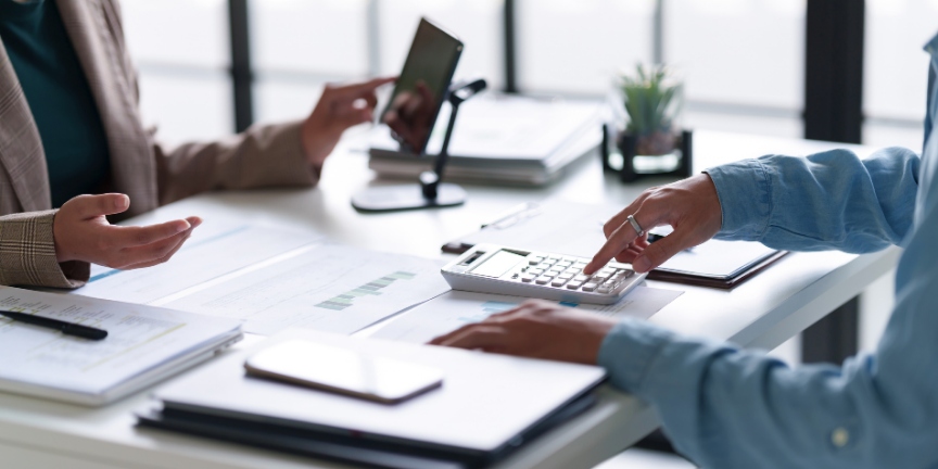 advisor helping in bank account opening in the UAE