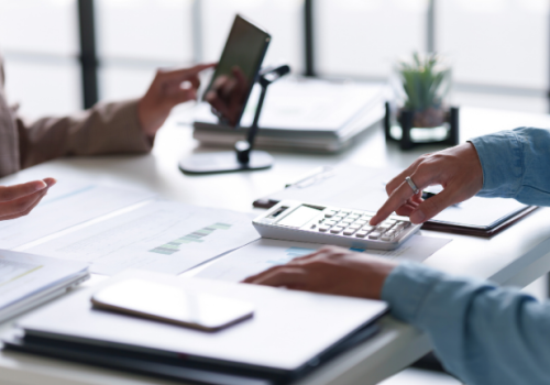 advisor helping in bank account opening in the UAE